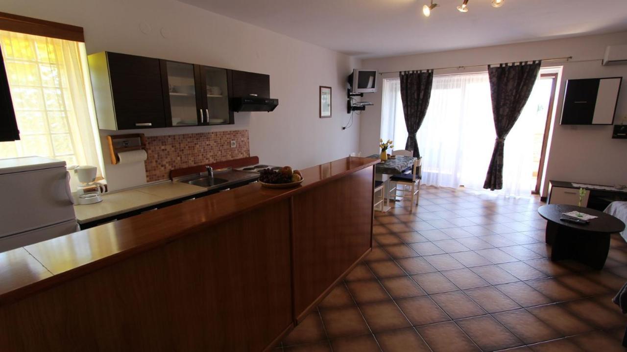 Apartments And Rooms Jelka Malinska Zewnętrze zdjęcie